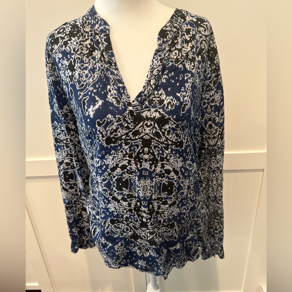 Velvet by Graham & Spencer blue ikat lightweight top